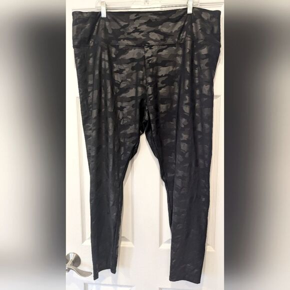 Simply Vera Wang High Rise Camo Black Faux Leather Leggings Plus Size 2X Shaping - Picture 3 of 9